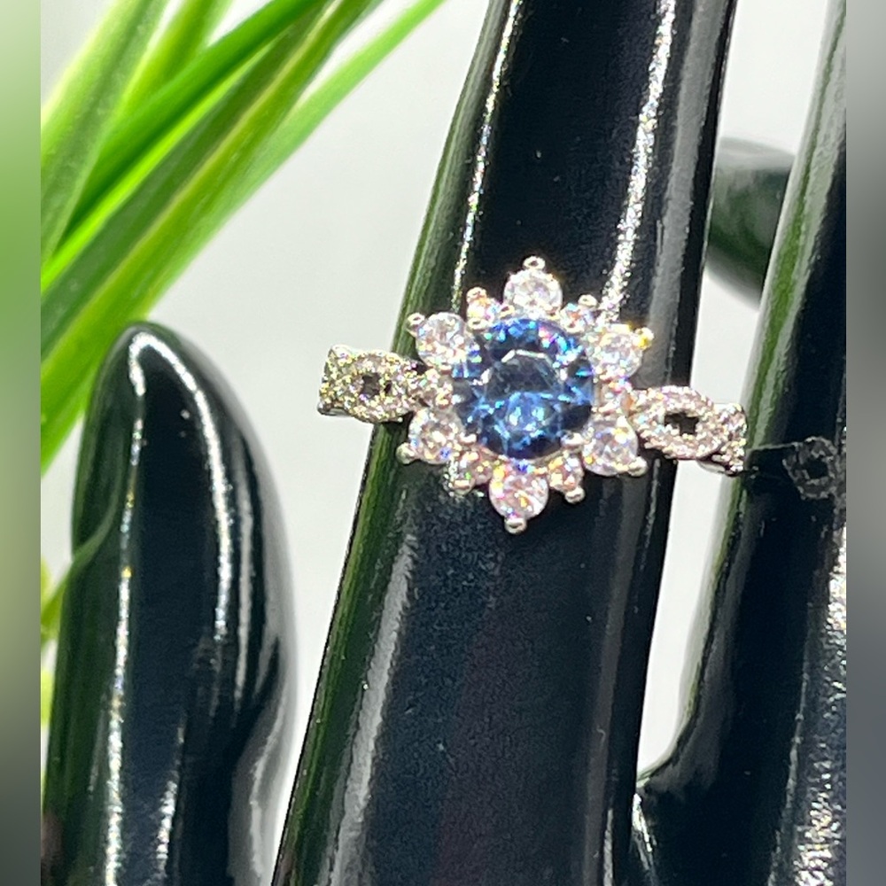 🌙 C592 - Beautiful snowflake ❄️ shaped ring with blue zirconia